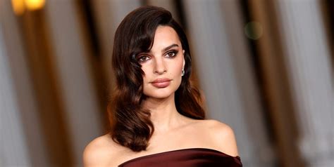 Emily Ratajkowski is completely topless in new video